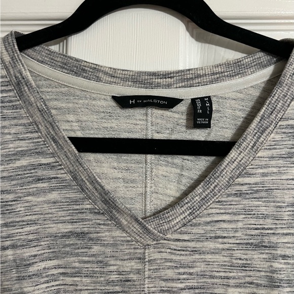 H by Halston Gray & Cream MEDIUM Knit High Low Long Sleeve V-Neck Tunic Pre-love - Picture 2 of 7